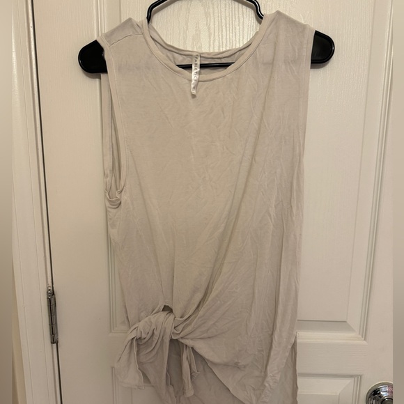Fabletics tank top bundle - Picture 6 of 8